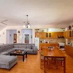 Cozy Downtown Apartmán Ksamil