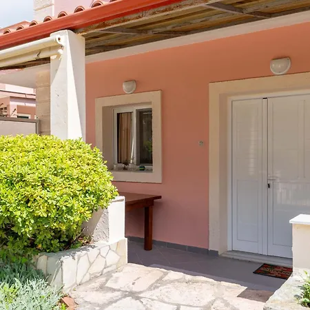 Cozy Downtown Apartment Ksamil
