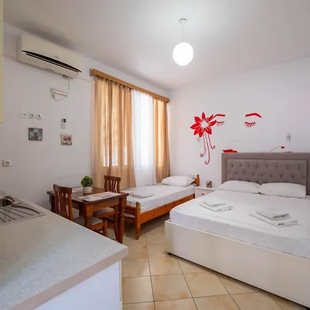 Cozy Downtown Apartment Ksamil