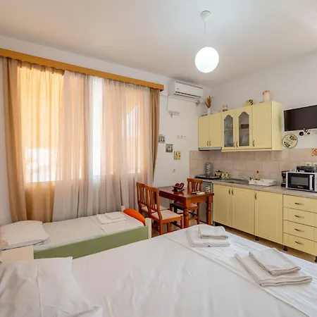 Cozy Downtown Apartment Ksamil