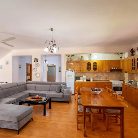 Cozy Downtown Apartment Ksamil