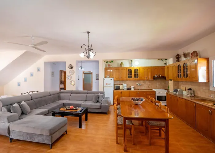 Cozy Downtown Appartement Ksamil