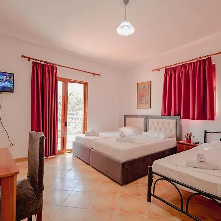 Cozy Downtown Ksamil