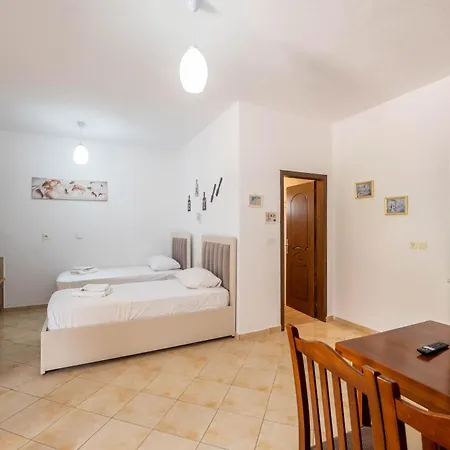 Cozy Downtown Apartment Ksamil