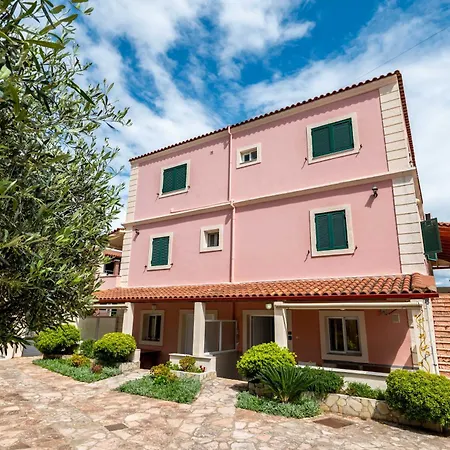 Cozy Downtown Ksamil